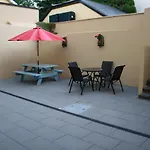 Luxury Townhouse -Free Private Parking- 2 Bedrooms Both En-Suite -Sleeps 5 - Fully Equipped Kitchen, Dining Room- Living Room With Tv Dvd Outside Courtyard With Seating - Fast Wi-Fi- 2-Minute Walk To Town Centre