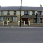 Luxury Townhouse -Free Private Parking- 2 Bedrooms Both En-Suite -Sleeps 5 - Fully Equipped Kitchen, Dining Room- Living Room With Tv Dvd Outside Courtyard With Seating - Fast Wi-Fi- 2-Minute Walk To Town Centre