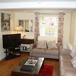 Luxury Townhouse -Free Private Parking- 2 Bedrooms Both En-Suite -Sleeps 5 - Fully Equipped Kitchen, Dining Room- Living Room With Tv Dvd Outside Courtyard With Seating - Fast Wi-Fi- 2-Minute Walk To Town Centre