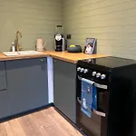 Luxurious One Bedroom Cabin With Private Hot Tub