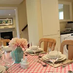 3 Fair Hill House Centrally Located With Parking And Wifi Sleeps 6