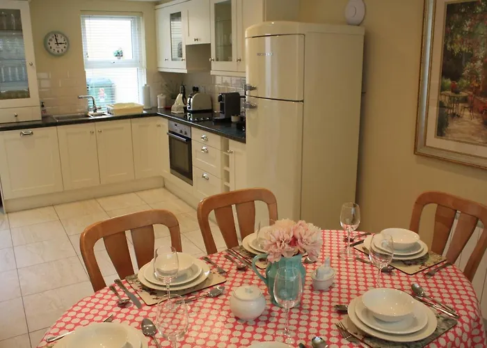 Luxury Townhouse -Free Private Parking- 2 Bedrooms Both En-Suite -Sleeps 5 - Fully Equipped Kitchen, Dining Room- Living Room With Tv Dvd Outside Courtyard With Seating - Fast Wi-Fi- 2-Minute Walk To Town Centre