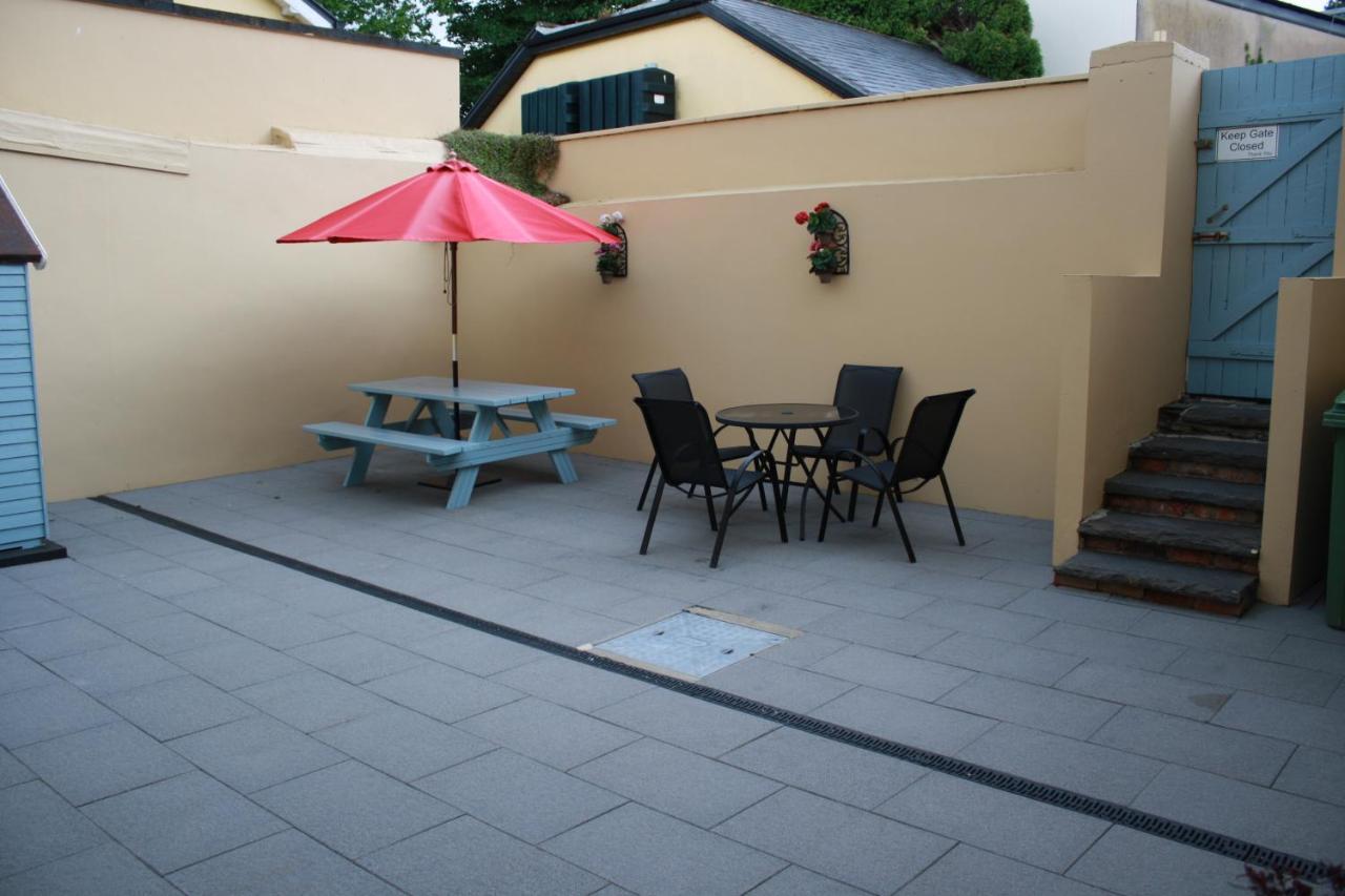 Luxury Townhouse -Free Private Parking- 2 Bedrooms Both En-Suite -Sleeps 5 - Fully Equipped Kitchen, Dining Room- Living Room With Tv Dvd Outside Courtyard With Seating - Fast Wi-Fi- 2-Minute Walk To Town Centre Holiday home Killarney