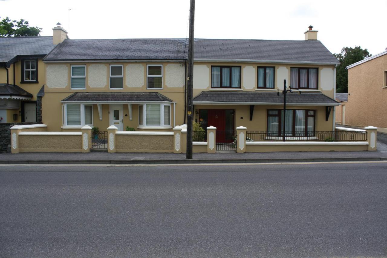 Luxury Townhouse -Free Private Parking- 2 Bedrooms Both En-Suite -Sleeps 5 - Fully Equipped Kitchen, Dining Room- Living Room With Tv Dvd Outside Courtyard With Seating - Fast Wi-Fi- 2-Minute Walk To Town Centre Killarney