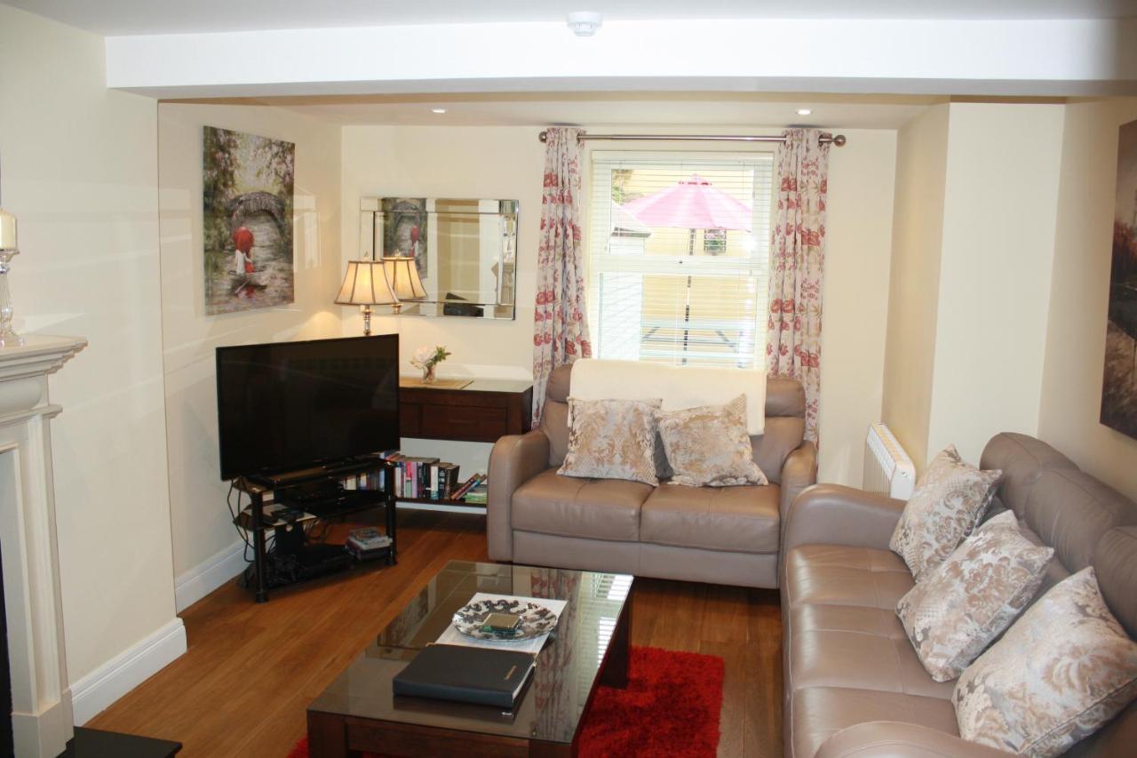Holiday home Luxury Townhouse -Free Private Parking- 2 Bedrooms Both En-Suite -Sleeps 5 - Fully Equipped Kitchen, Dining Room- Living Room With Tv Dvd Outside Courtyard With Seating - Fast Wi-Fi- 2-Minute Walk To Town Centre *