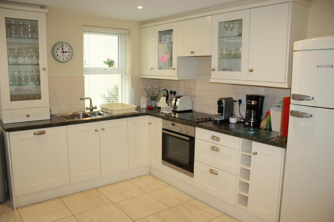 Luxury Townhouse -Free Private Parking- 2 Bedrooms Both En-Suite -Sleeps 5 - Fully Equipped Kitchen, Dining Room- Living Room With Tv Dvd Outside Courtyard With Seating - Fast Wi-Fi- 2-Minute Walk To Town Centre Holiday home *