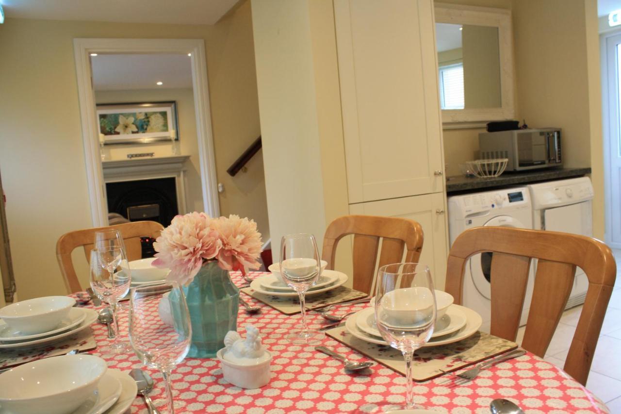 Holiday home Luxury Townhouse -Free Private Parking- 2 Bedrooms Both En-Suite -Sleeps 5 - Fully Equipped Kitchen, Dining Room- Living Room With Tv Dvd Outside Courtyard With Seating - Fast Wi-Fi- 2-Minute Walk To Town Centre