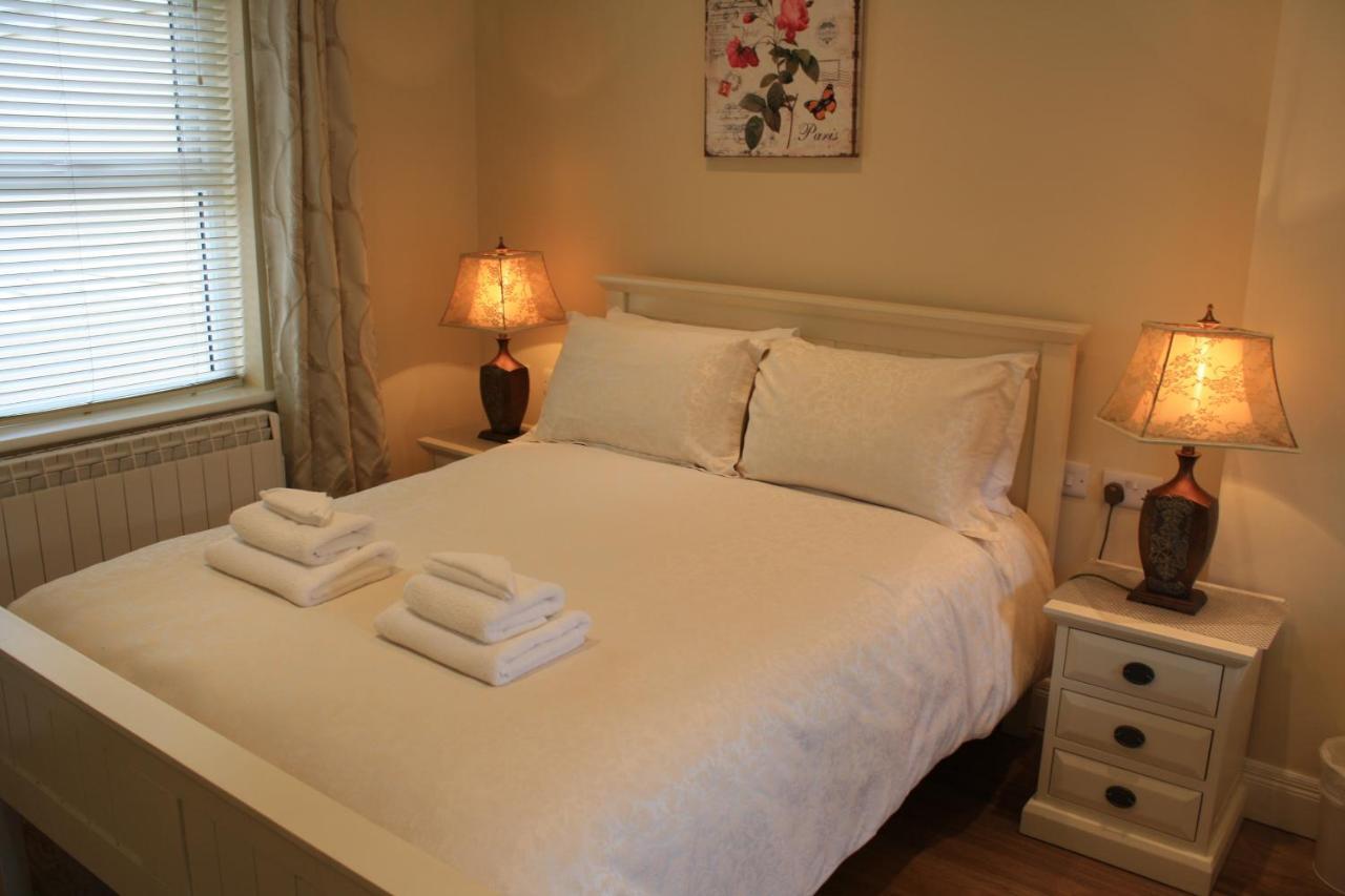 Holiday home Luxury Townhouse -Free Private Parking- 2 Bedrooms Both En-Suite -Sleeps 5 - Fully Equipped Kitchen, Dining Room- Living Room With Tv Dvd Outside Courtyard With Seating - Fast Wi-Fi- 2-Minute Walk To Town Centre