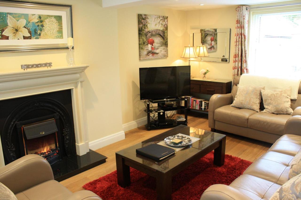 Luxury Townhouse -Free Private Parking- 2 Bedrooms Both En-Suite -Sleeps 5 - Fully Equipped Kitchen, Dining Room- Living Room With Tv Dvd Outside Courtyard With Seating - Fast Wi-Fi- 2-Minute Walk To Town Centre Holiday home Killarney