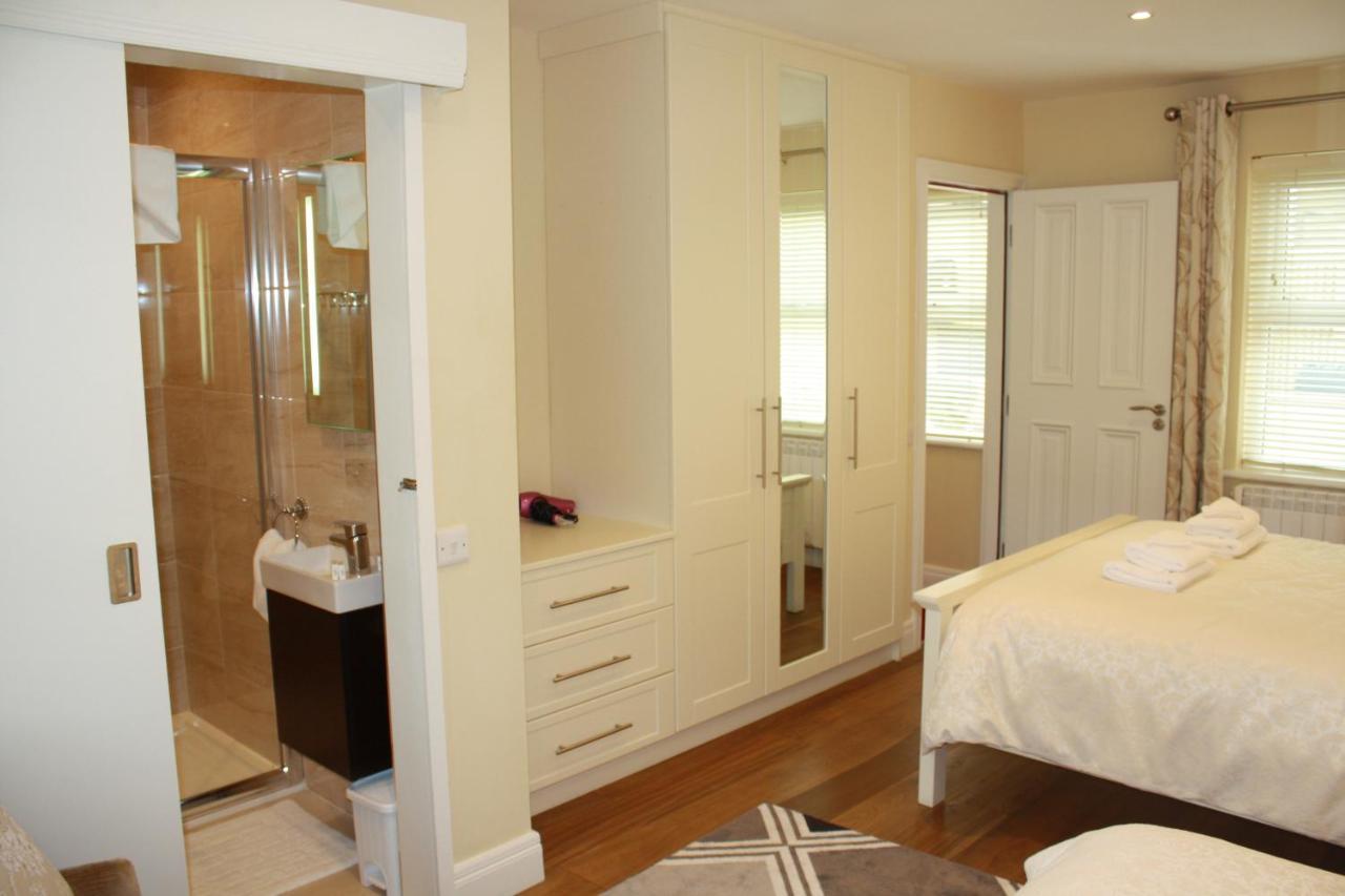 Luxury Townhouse -Free Private Parking- 2 Bedrooms Both En-Suite -Sleeps 5 - Fully Equipped Kitchen, Dining Room- Living Room With Tv Dvd Outside Courtyard With Seating - Fast Wi-Fi- 2-Minute Walk To Town Centre *