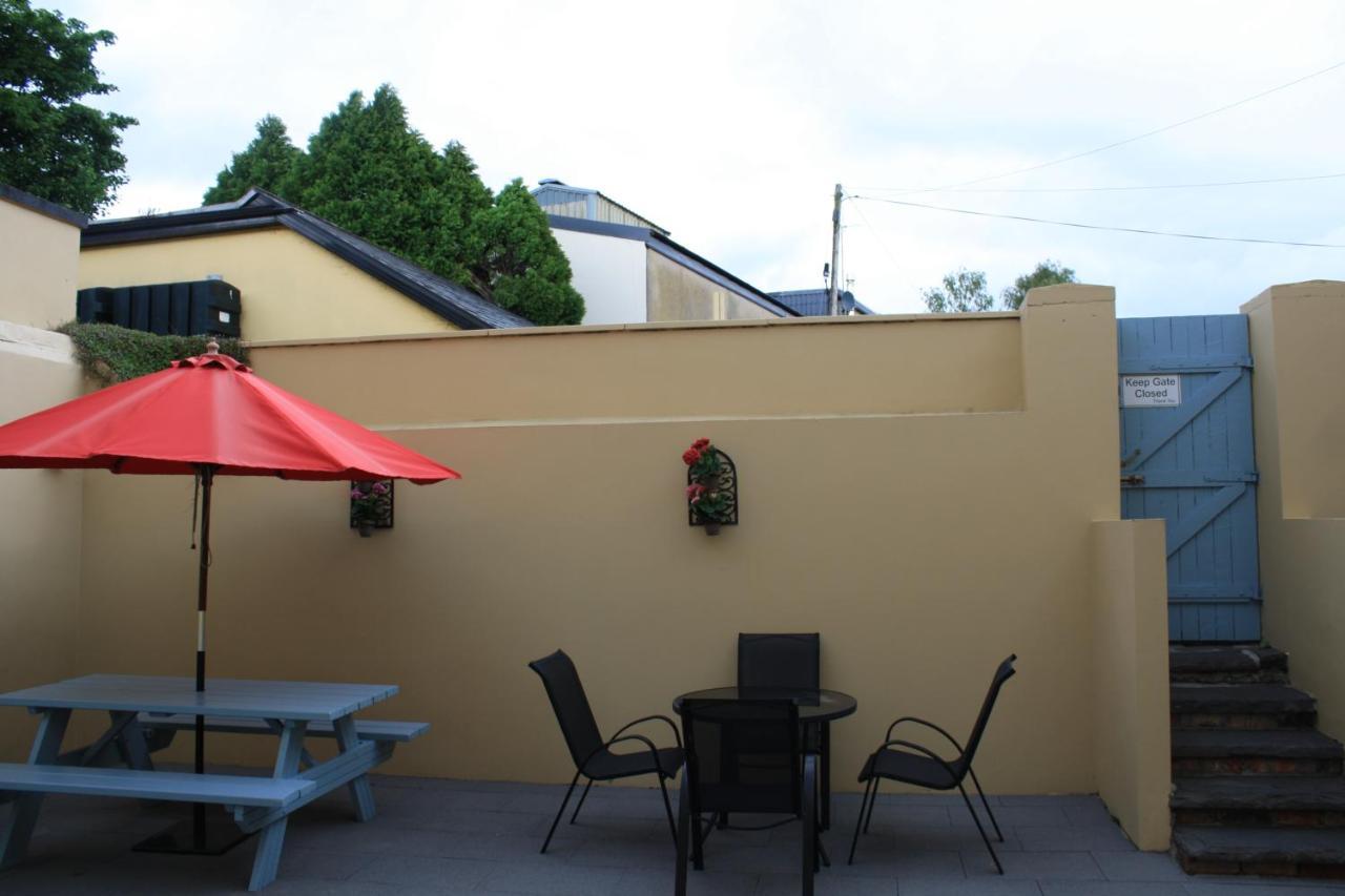 Luxury Townhouse -Free Private Parking- 2 Bedrooms Both En-Suite -Sleeps 5 - Fully Equipped Kitchen, Dining Room- Living Room With Tv Dvd Outside Courtyard With Seating - Fast Wi-Fi- 2-Minute Walk To Town Centre Holiday home Killarney
