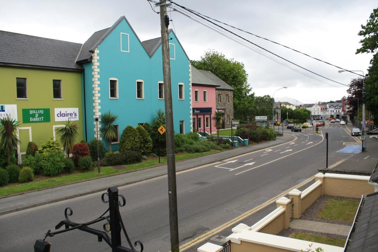 Luxury Townhouse -Free Private Parking- 2 Bedrooms Both En-Suite -Sleeps 5 - Fully Equipped Kitchen, Dining Room- Living Room With Tv Dvd Outside Courtyard With Seating - Fast Wi-Fi- 2-Minute Walk To Town Centre Holiday home Killarney