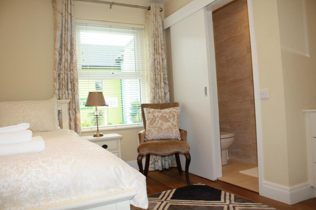Luxury Townhouse -Free Private Parking- 2 Bedrooms Both En-Suite -Sleeps 5 - Fully Equipped Kitchen, Dining Room- Living Room With Tv Dvd Outside Courtyard With Seating - Fast Wi-Fi- 2-Minute Walk To Town Centre Holiday home *