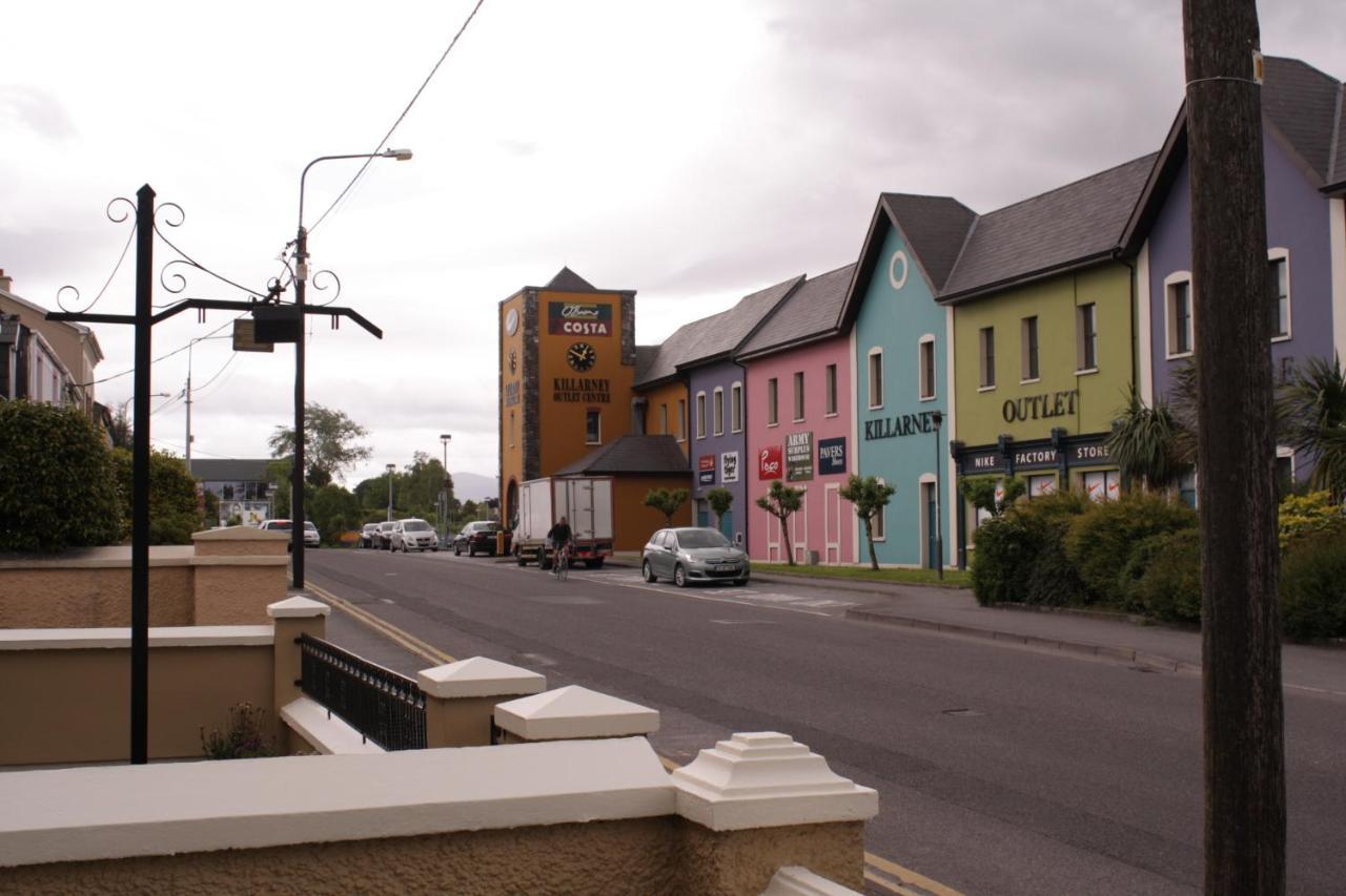 Luxury Townhouse -Free Private Parking- 2 Bedrooms Both En-Suite -Sleeps 5 - Fully Equipped Kitchen, Dining Room- Living Room With Tv Dvd Outside Courtyard With Seating - Fast Wi-Fi- 2-Minute Walk To Town Centre Holiday home *