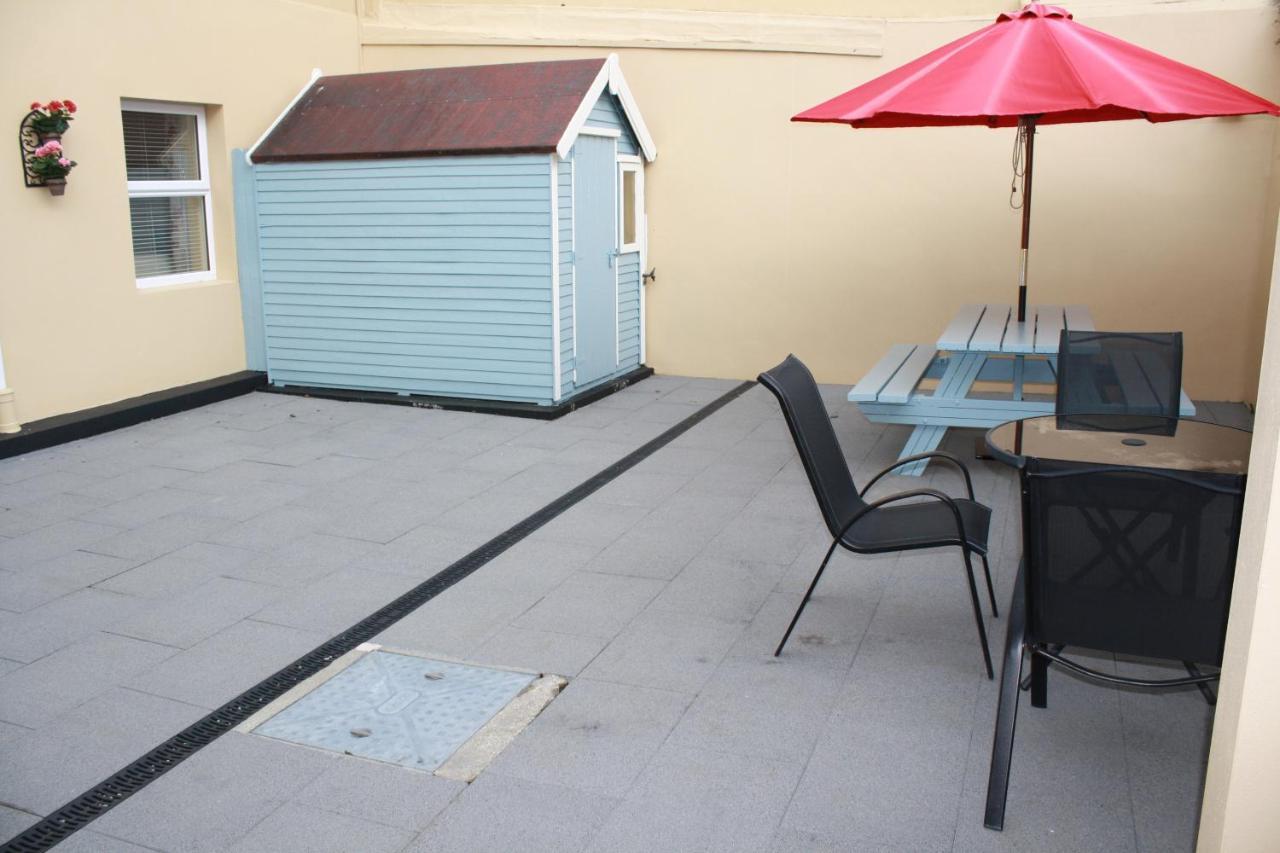 Luxury Townhouse -Free Private Parking- 2 Bedrooms Both En-Suite -Sleeps 5 - Fully Equipped Kitchen, Dining Room- Living Room With Tv Dvd Outside Courtyard With Seating - Fast Wi-Fi- 2-Minute Walk To Town Centre Holiday home *