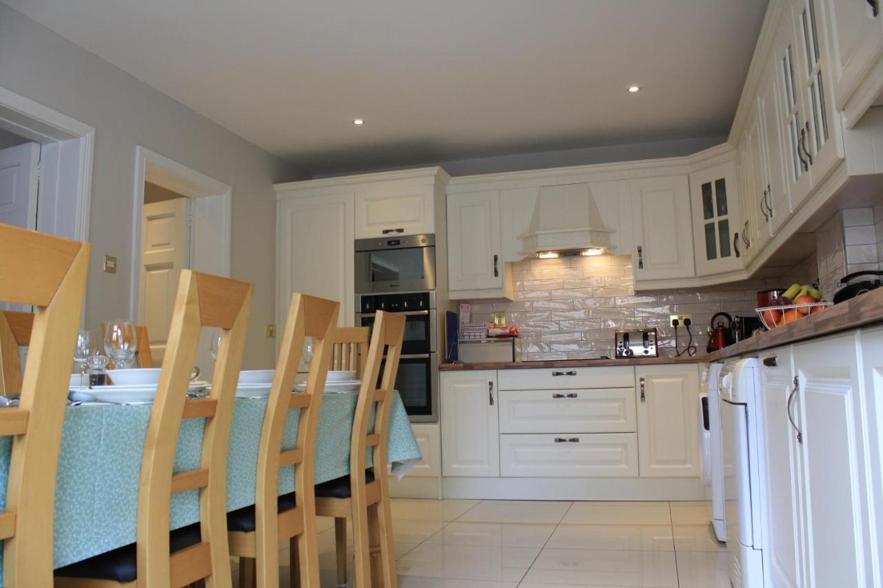 Town Centre Location -Free Private Parking -Luxury 4 Bedroom House All En-Suite With Power Showers -Full Kitchen, 2 Living Rooms - Great Location - Shops And Restaurants 3-Minute Walk -Fast Wi-Fi -Sleeps 9 Guests Holiday home *
