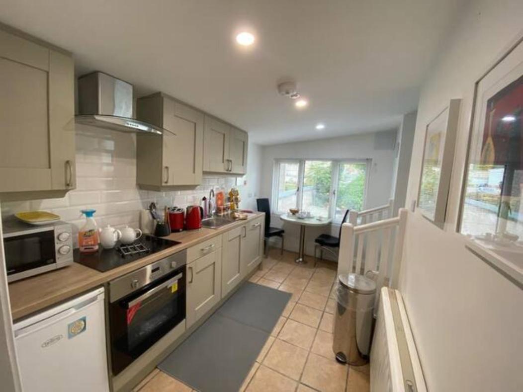 Location, Location! Gorgeous 1 Bed Apt- Apartment