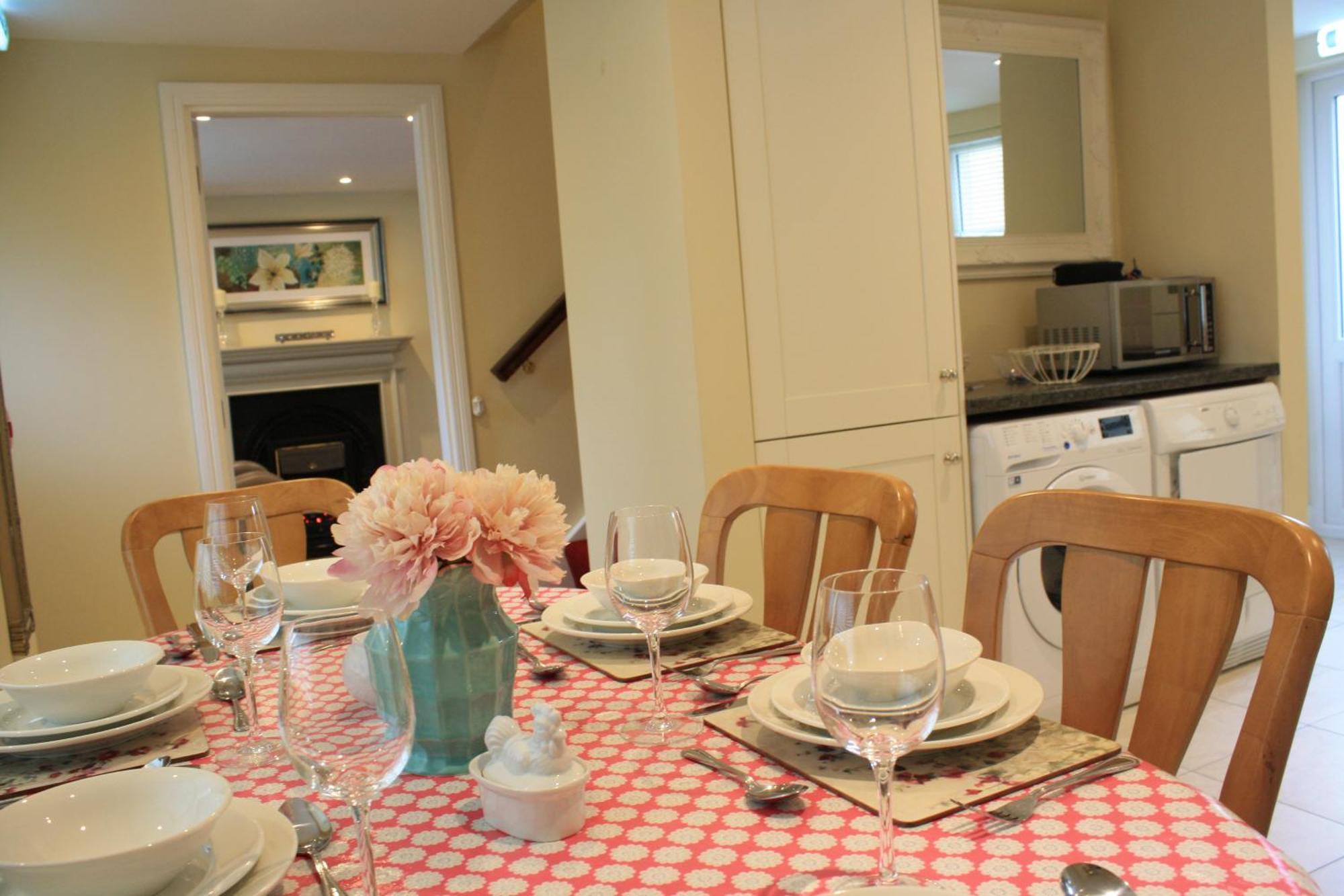 3 Fair Hill House Centrally Located With Parking And Wifi Sleeps 6 *