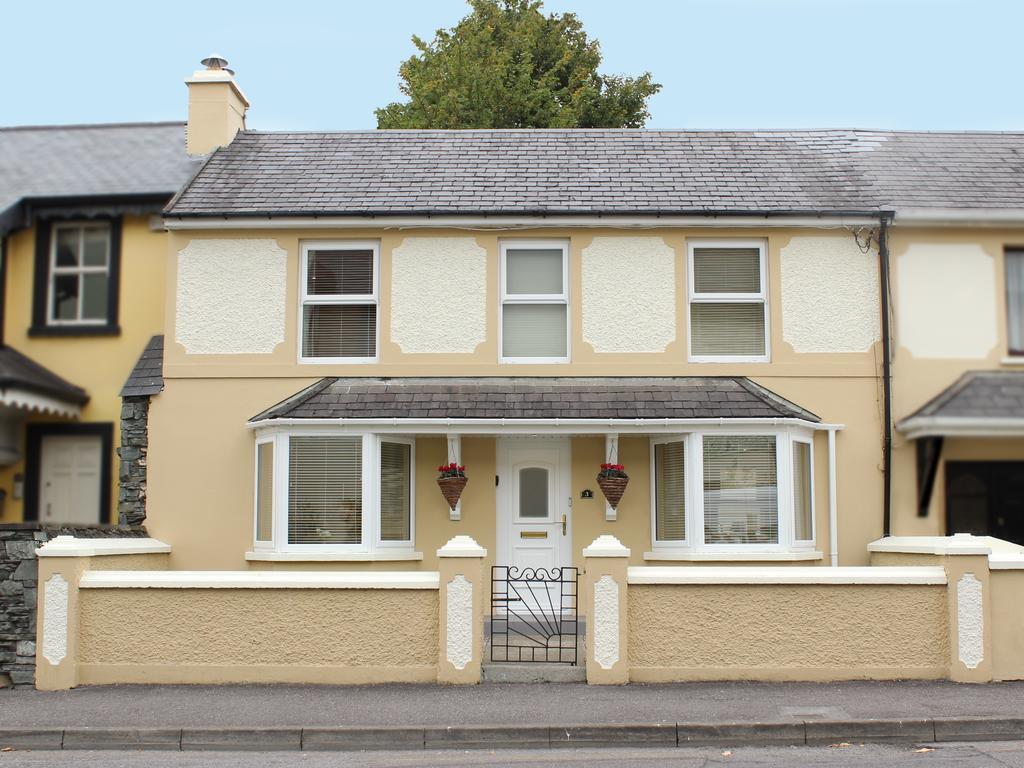 Luxury Townhouse -Free Private Parking- 2 Bedrooms Both En-Suite -Sleeps 5 - Fully Equipped Kitchen, Dining Room- Living Room With Tv Dvd Outside Courtyard With Seating - Fast Wi-Fi- 2-Minute Walk To Town Centre