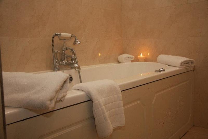 Lake Lodge Guesthouse 4*